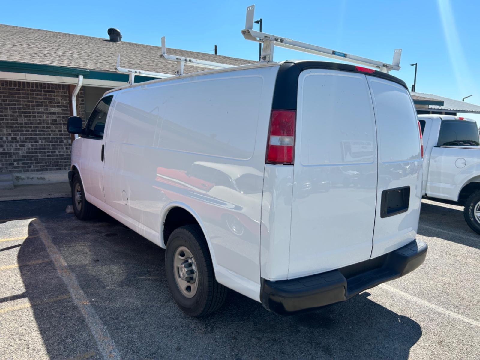 2017 White Chevrolet Express 2500 Cargo (1GCWGAFF2H1) with an 4.8L V8 FFV engine, 6A transmission, located at 1687 Business 35 S, New Braunfels, TX, 78130, (830) 625-7159, 29.655487, -98.051491 - Photo #11